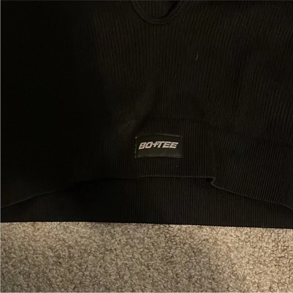 Bo + Tee Cropped Ribbed Top black v neck - Picture 3 of 4